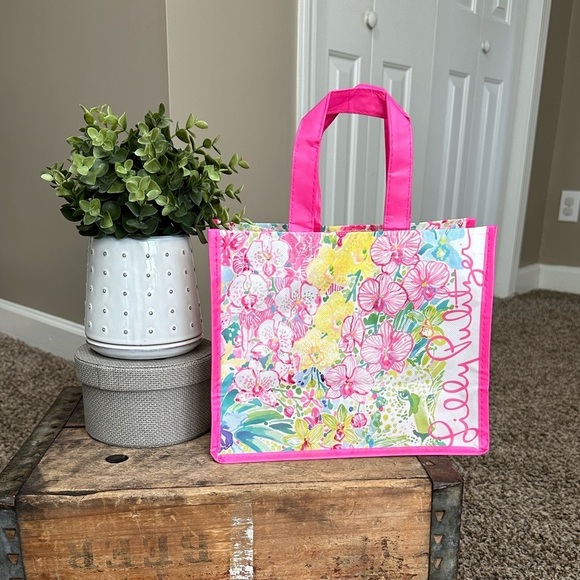 Lilly Pulitzer Handbags - 𝅺NWOT Lilly Pulitzer Floral Garden Pink Leopard Reusable Plastic 11” x 9” Tote